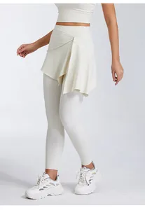 Nahaufnahme weißer Yoga-Leggings mit hoher Taille und abnehmbarem Hüftrock