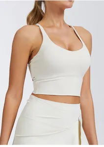 Gros plan d'un soutien-gorge de sport blanc rembourré montrant la texture et la coupe.