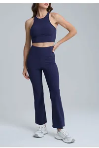 Detailansicht eines marineblauen Yoga-Sets mit Sport-BH und ausgestellter Leggings.