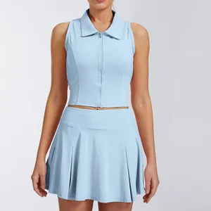 Detalle del conjunto deportivo azul claro transpirable con polo y falda plisada.