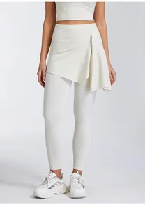 Detail von High-Waist-Yogahosen mit stilvollem, abnehmbarem Rocküberzug in Creme.