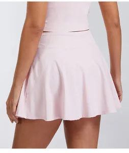 Vue arrière d'une jupe de sport rose pâle à séchage rapide, montrant le tissu lisse.