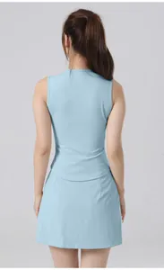 Vista trasera de un conjunto de falda de tennis azul claro de secado rápido mujer