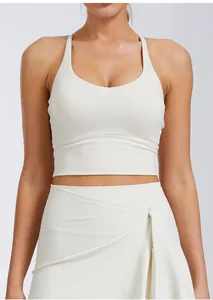Détail du soutien-gorge de sport blanc crème avec dos croisé pour le yoga et le fitness