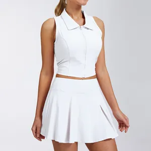 Conjunto deportivo blanco con polo sin mangas y falda de tenis plisada