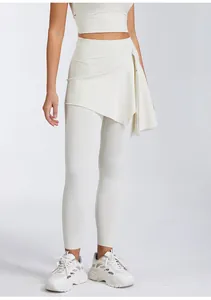 Detailansicht der hoch taillierten Yoga-Leggings mit abnehmbarem Wickelrock in Creme.
