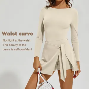 Ensemble de tennis beige à manches longues avec protection solaire et jupe-short deux-en-un