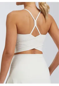 Vue arrière d'un soutien-gorge de sport de yoga ivoire avec un design de bretelles croisées