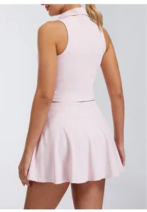 Vista trasera de un polo rosa sin mangas y falda deportiva a juego para fitness exterior