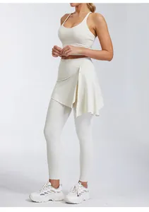 Detailansicht der weißen Yoga-Leggings mit abnehmbarem Rock für Fitness.