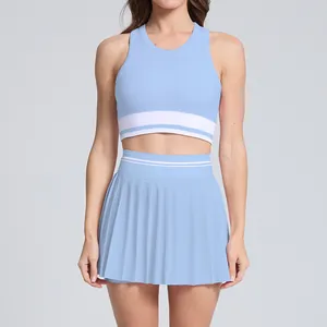 Conjunto deportivo de dos piezas celeste con top corto y falda de tenis plisada para mujer.