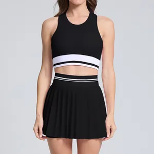 Conjunto de tenis negro transpirable con sujetador de rayas y falda plisada alta