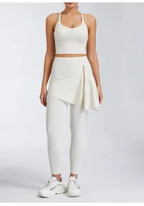 Detail der cremefarbenen Yoga-Leggings mit dem praktischen abnehmbaren Wickelrock