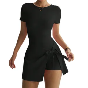 Combinaison de tennis noire à manches courtes avec jupe portefeuille et nœud à la taille