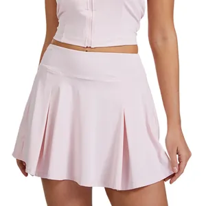 Jupe-short de sport plissée rose clair en tissu à séchage rapide pour le fitness