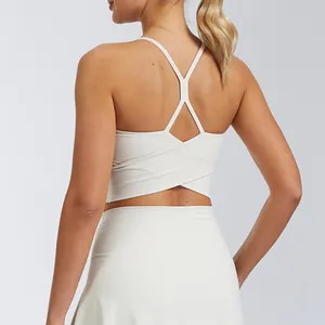 Haut de sport de yoga blanc crème pour femmes avec un design croisé élégant au dos.