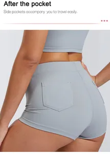 Gedetailleerd overzicht van de achterzak op deze lichtblauwe sneldrogende yoga sportshort