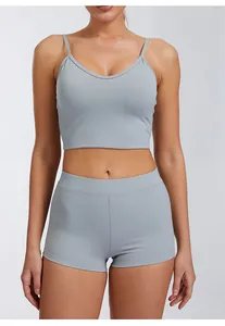 Gedetailleerd vooraanzicht van grijze tweedelige yogaset inclusief sportbeha en korte broek