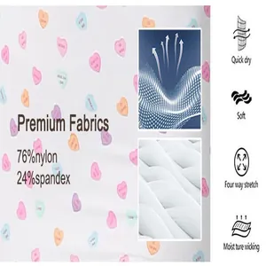 Detailansicht des hochstretchigen weißen Herz-Print-Stoffes mit Materialzusammensetzung.