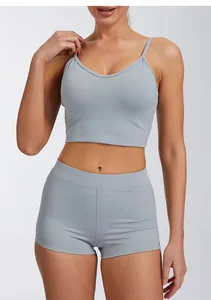 Tweeledige grijze yogaset met sportbeha en nauwsluitende korte broek voor dames fitness