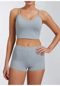 Close-up van een grijze sneldrogende yoga-outfit met een sportbeha en een korte broek