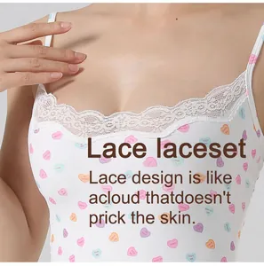 Detailansicht eines weißen Camisole-Kleides mit Spitzen-Ausschnitt und Herz-Print