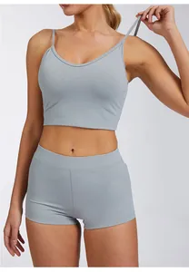 Detail van een grijze sneldrogende sport yoga set met V-hals top en korte broek