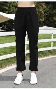 Vista frontal de pantalones negros de sudoración para mujer durante entrenamiento al aire libre