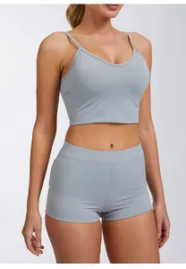 Detailweergave van de lichtblauwe yogaset met sportbeha en korte broek met zijzak.