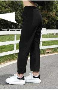 Detalle de los pantalones de sudoración negros con dobladillo ajustable con cordón