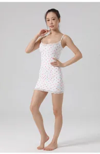 Eng anliegendes weißes Minikleid mit bunten Herzmustern und Spitzenbesatz für den Sommer