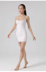 Weißes, eng anliegendes Minikleid mit bunten Herzmustern und zartem Spitzenbesatz-Detail