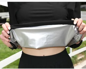 Detalle del forro interior plateado que atrapa el calor de un traje de sauna mujer