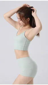 Licht mintgroen sneldrogend sportbeha en yogashort set met handige zak voor buitenactiviteit