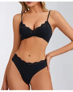 Détail de l'ensemble de lingerie en dentelle noire avec bordure florale élégante
