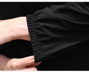 Detalle en primer plano del puño elástico de una chaqueta deportiva de fitness para mujer