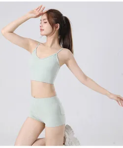 Detail van lichtgroene yoga-set met dunne bandjes en korte broek met zijzak