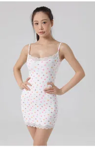 Eng anliegendes weißes Blumen-Spitzenkleid mit Herzprint an einem asiatischen Modell
