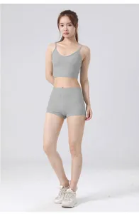 Volledig zicht op een grijze tweedelige sneldrogende sport yoga set op een model