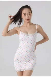 Detaillierte Ansicht des weißen Slim-Fit-Trägerkleids mit Herzmuster und Spitze