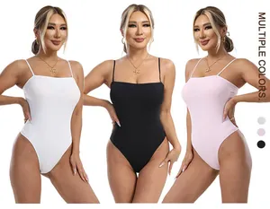 Trois mannequins portant des bodys amincissants blanc, noir et rose à bretelles fines