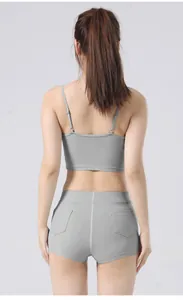 Achteraanzicht van een grijs sneldrogend sport-yogaset met beha en korte broek met zakken.