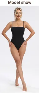 Vue de face d'un mannequin asiatique portant un body noir avec bretelles réglables