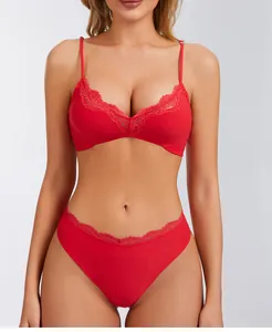 Gros plan d'un ensemble de lingerie en dentelle française rouge avec bordure florale