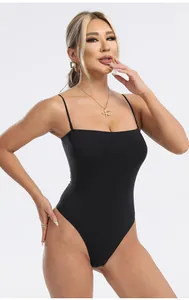Détail d'un body gainant noir avec bretelles réglables pour un effet sculptant