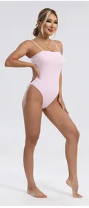 Détail d'un body amincissant rose avec bretelles réglables porté par un mannequin