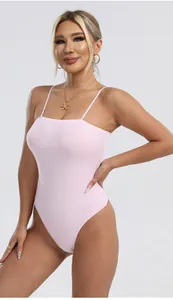 Vue détaillée d'un body gainant rose clair avec des bretelles réglables pour femme
