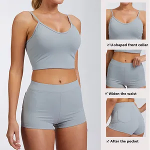 Tweeledige sneldrogende yogaset met sportbeha en korte broek met handige zakken