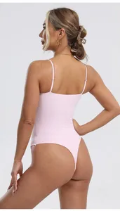 Vue arrière d'un body gainant rose à fines bretelles réglables pour femme sexy
