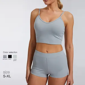 Tweeledige sneldrogende yoga-sportset met sportbeha en korte broek in de kleur lichtgrijs